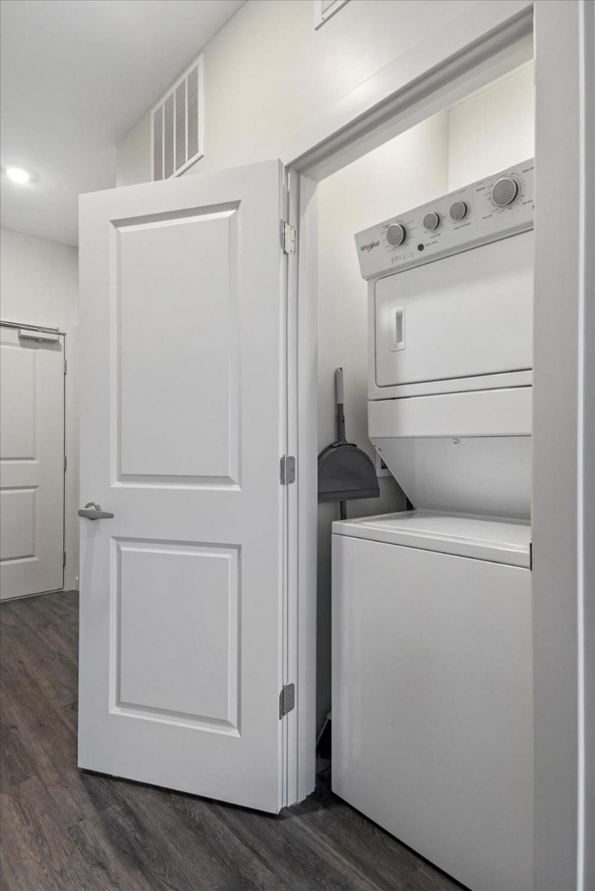 Cozysuites Modern Sdo, Lawrenceville Apartment